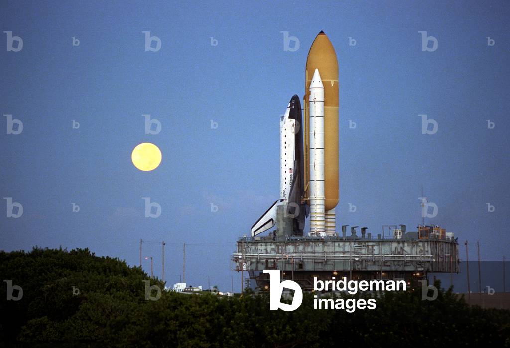 American space shuttle Atlantis at the Kennedy Space Center, in preparation for the STS-86 mission: the seventh stowage of the shuttle with the Russian MIR station. 18 August 1997