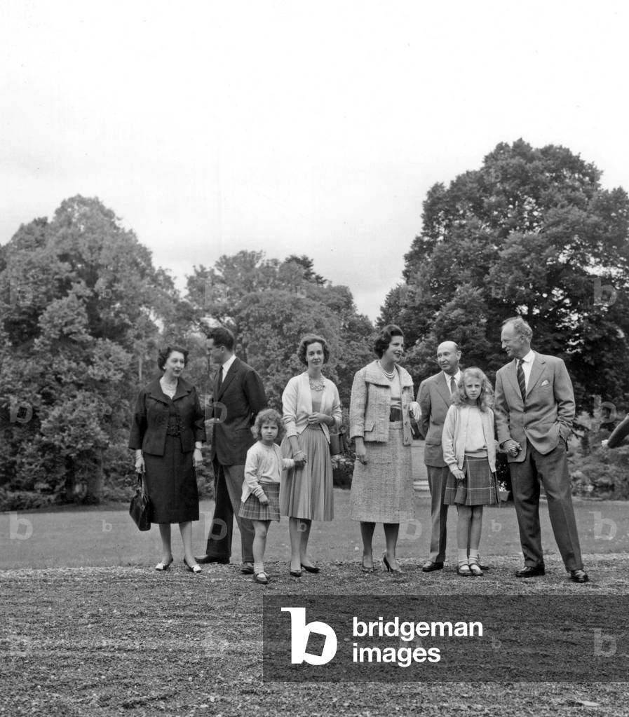 King Baudouin 1st of Belgium and Fabiola in castle of Ciergnon on September 16, 1960 (announcement of their engagement) : Marchioness of Casa Riera (Dona Blanca de Aragon y Carrillo de Albornoz Barroeta-Aldamar y Elio, mother of Fabiola) King  Baudouin of Belgium, Fabiola and Princess Marie Esmeralda (Leopold III's daughter), Lilian Baels Princess of Rethy (2nd wife of Leopold III), Gonzalo de Mora y Aragon (Fabiola's brother), former King  Leopold III of Belgium (Baudouin's father) and Princess Marie Christine of Belgium (one of his daughter)