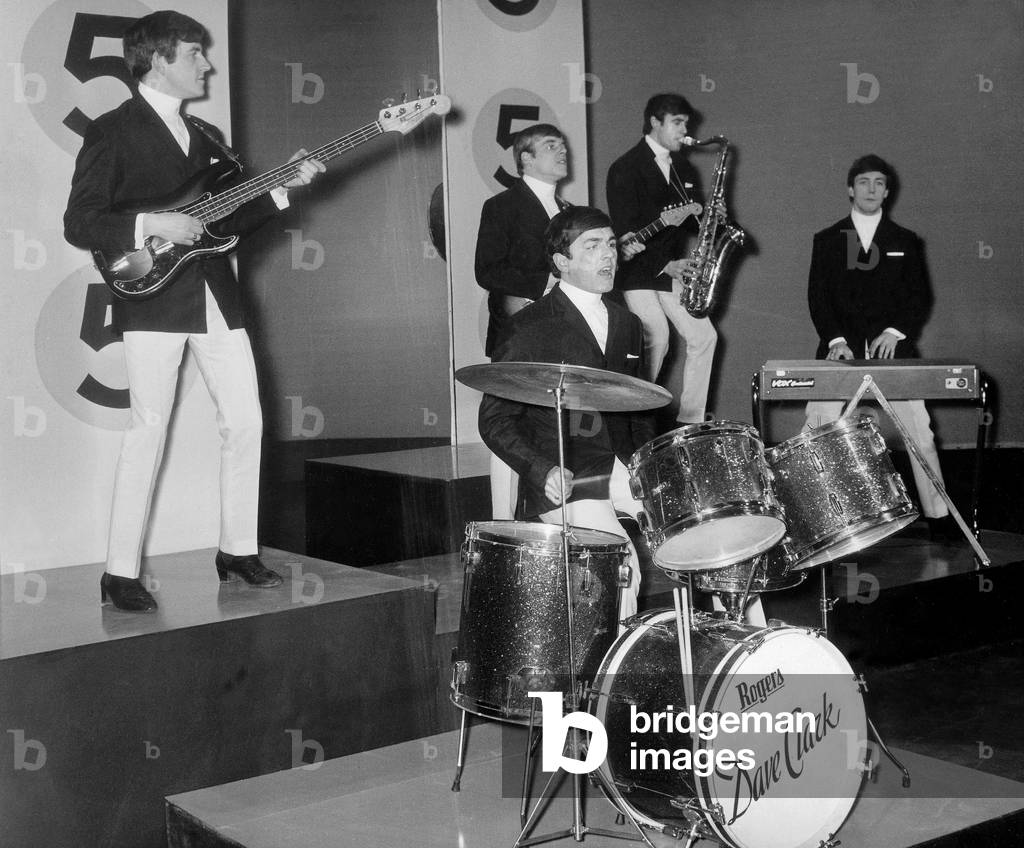 Dave Clark Five (DC5) January 8, 1964 : Rick Huxley (bass), Dave Clark (drum), Lenny Davidson (electric guitar), Dennis Payton (saxo), Mike Smith (organ)