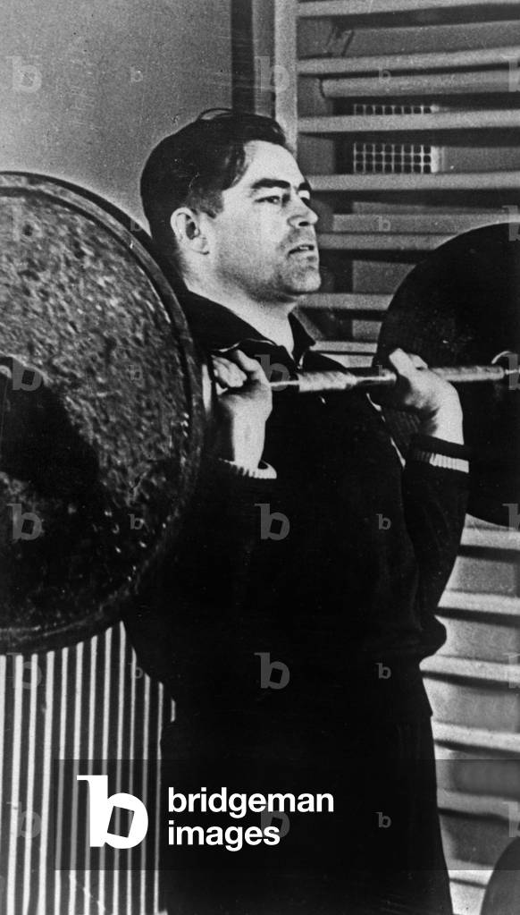 Sovietic cosmonuate Andrian Nikolaiev during a musculature session that also allowed him to work his breath on August 16, 1962 Neg: 81723PL