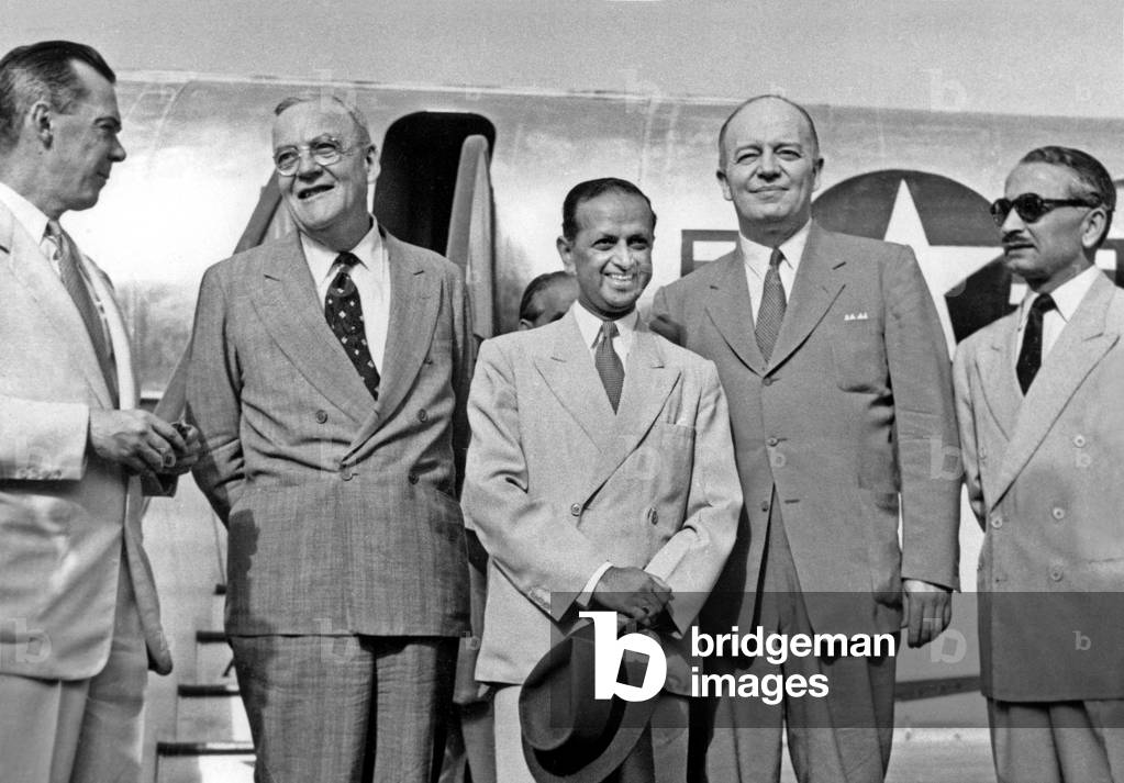 Mr George Allen Mr John Foster Dulles Mr J.S. Chopra et Harold Stassen le 28 mai 1953 en New Delhi Neg:17979PL