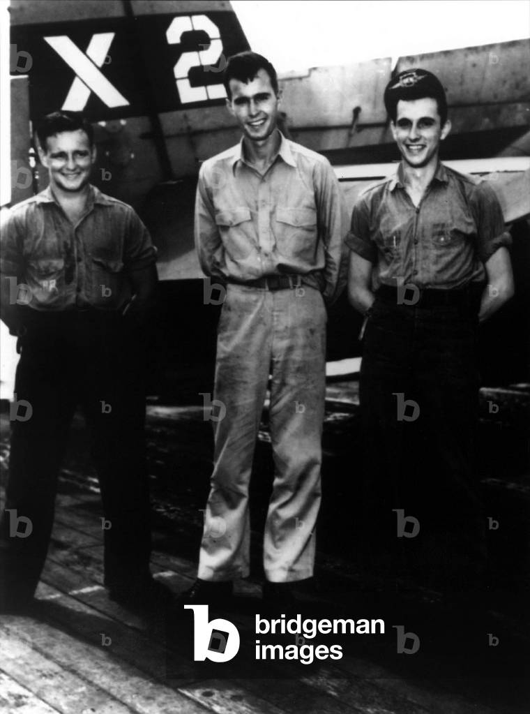George Herbert Walker Bush center as a pilot on the aircraft carrier San Jacinto au centre pilote sur le porte-avion San Jacinto aviation porte avion