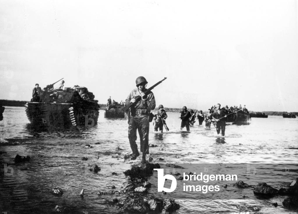 WWII: US soldiers during the allied Normandy landings, 1944 (photo)