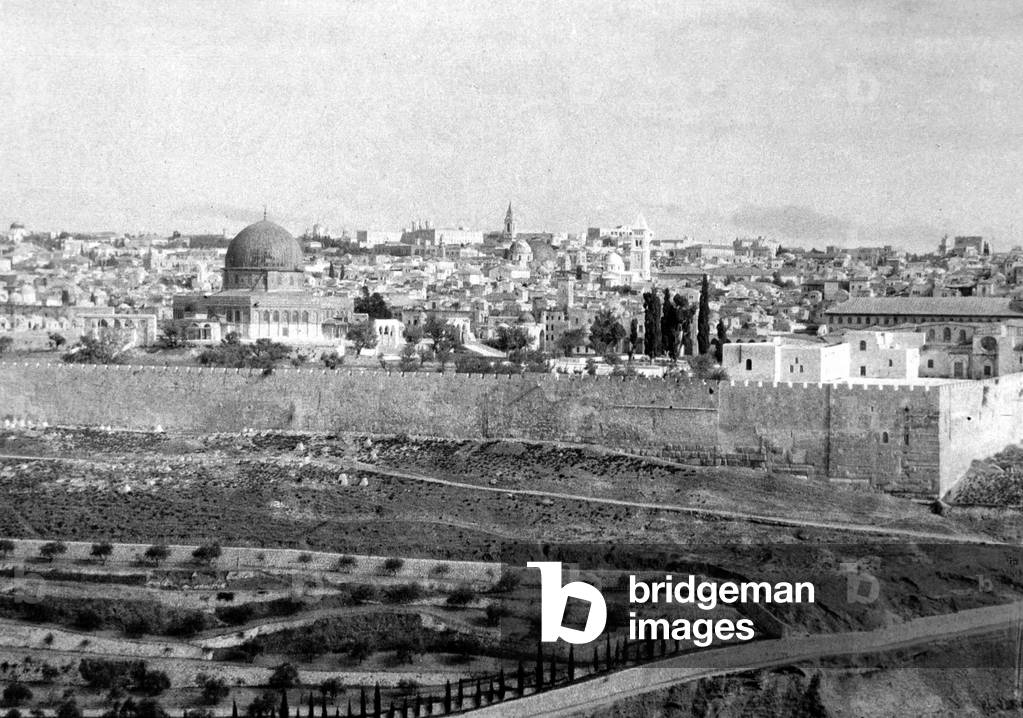 Vue de Jerusalem : a l'arriere plan, un entassement de construction; au premier plan, la muraille et le sanctuaire Haram al Sharif (esplanade des mosquees, lieux saints de l'Islam ) vers 1920--- View of Jerusalem : in the background, housings, in the foreground the fortified wall and Haram al Sharif sanctuary ( holy place of Islam ) c. 1920