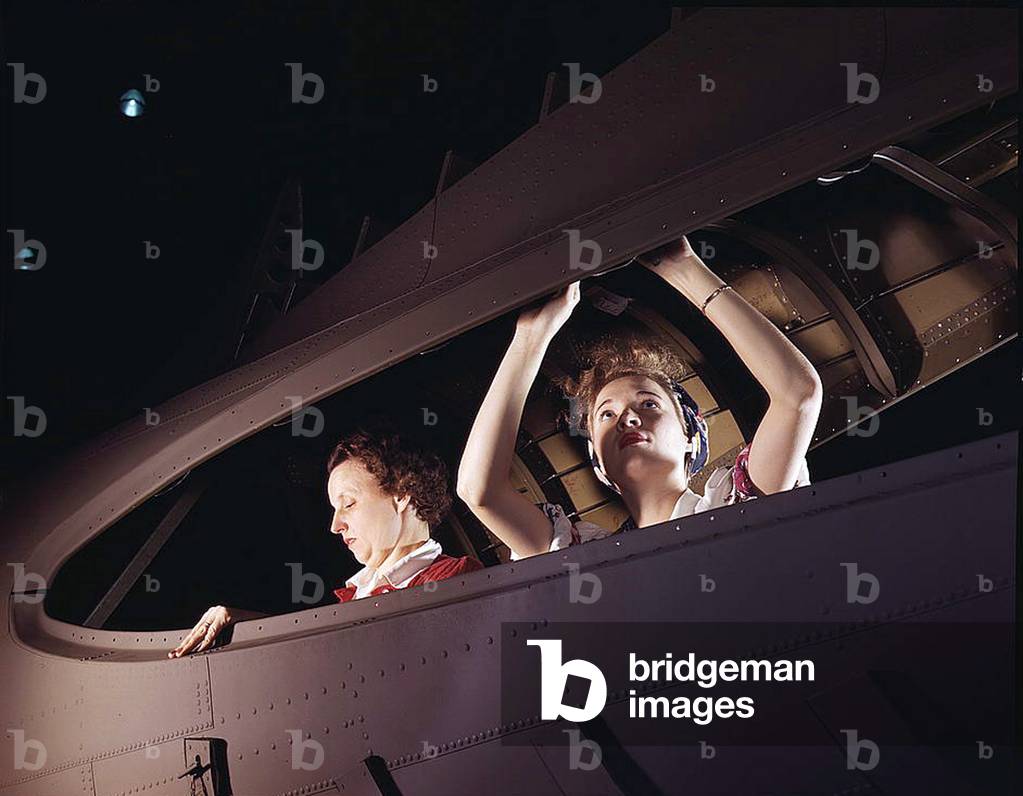 American mothers and sisters, like these women at the Douglas Aircraft Company, give important help in producing dependable planes for their men at the front, Long Beach, Calif. Most important of the many types of aircraft made at this plant are the B-17F Octobre 1942
