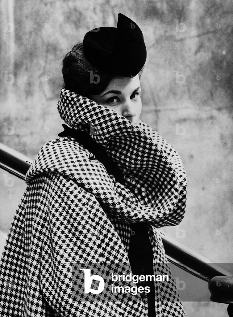 Presentation on August 15, 1959 of fashion by Pierre Cardin for autumn-winter 1959 - 1960 : coat and hat