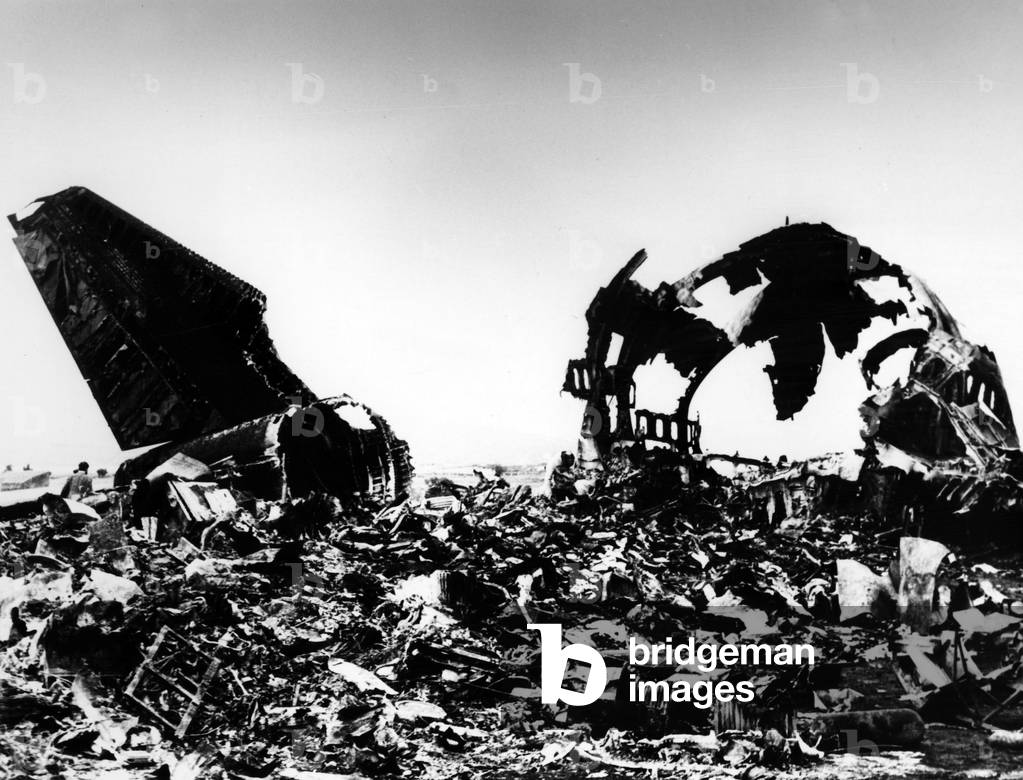 the scraps of the 747 plane after the disaster inTenerife, 1977 (photo)