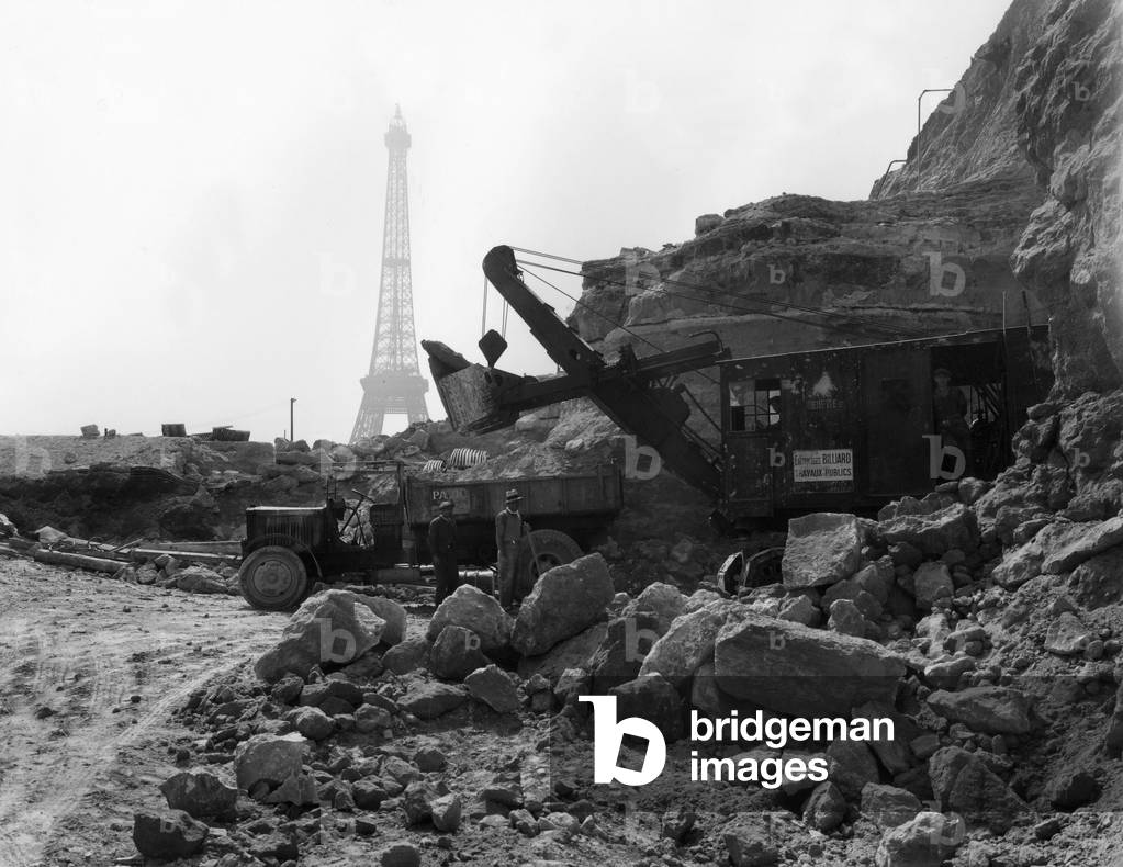 Works in area of Trocadero in Paris for 1937 world fair : destruction of former Trocadero palace to build the 