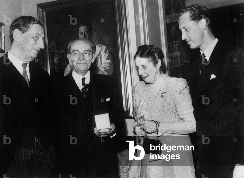 Neg: 44377PL Medal awarded Johs Schmidt Spark Louis Page Ingeborg Schmidt and Princess Flemming April 29, 1958