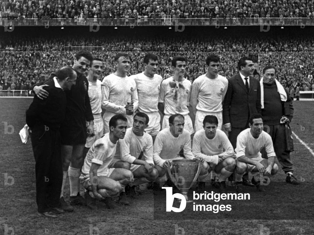 Real Madrid soccers April 3, 1962 : standing : Jose Araquistan, Casalo, Jose Emilio Santamaria,, Miera, Isidro, Pachin, Miguel Munoz ; front : Tejada, Luis Del Sol, Di Stefano, Ferenc Puskas and Francisco Gento