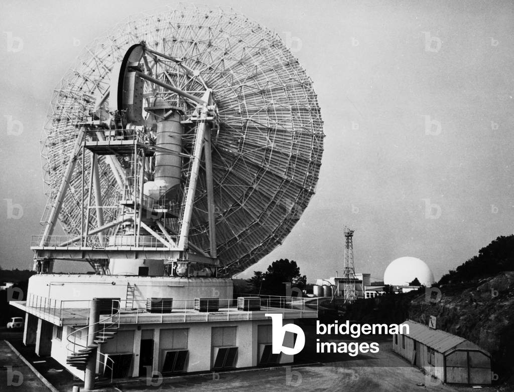 neg A92242PL A new antenna will be commissioned at Pleumeur Bodou in Brittany on the PB IV on 20 April 1976