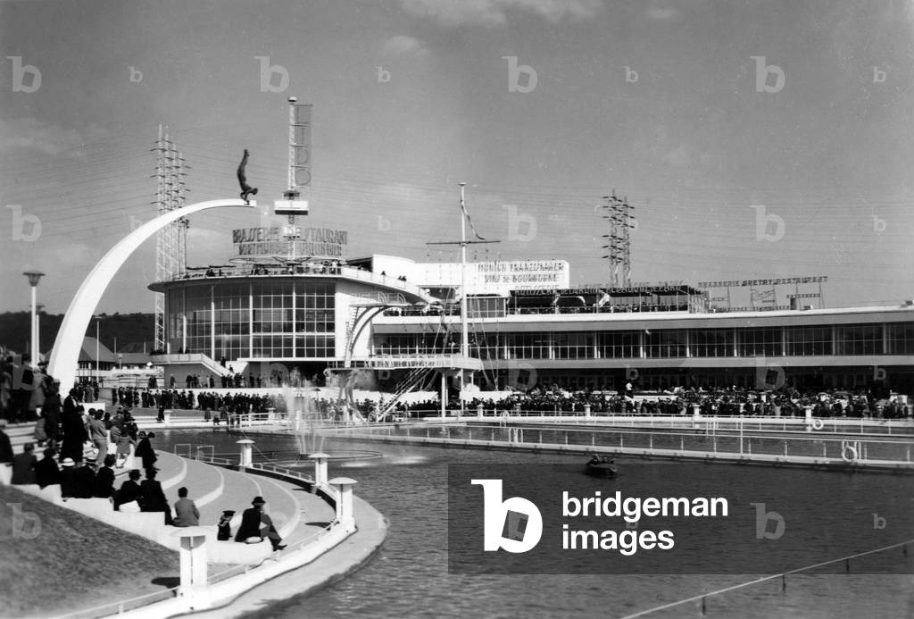 International exhibition about technics of water in Liege, Belgium, 1939 : the Lido (restaurants, swimming pool) and the sculpture of the diver by Idel Ianchelevici