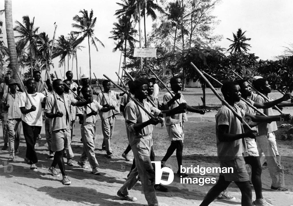 Frelimo guerilla (liberation movement of Mozambique against portuguese domination) : gerillas in Khawale traing camp, near Bagamoyo south of Dar-Es-Salaam March 1965