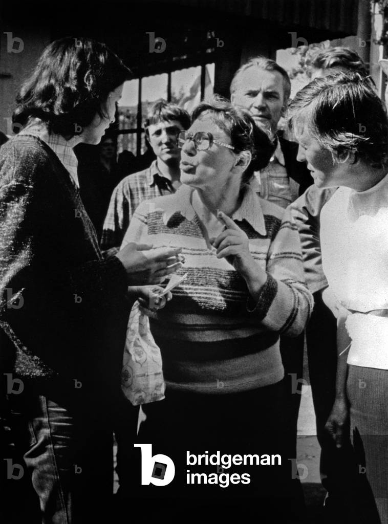Greve in Poland: In front of the gates of the Lenin yards of Gdansk of the Grevists discussing the situation on 21 August 1980 Neg: B20002PL