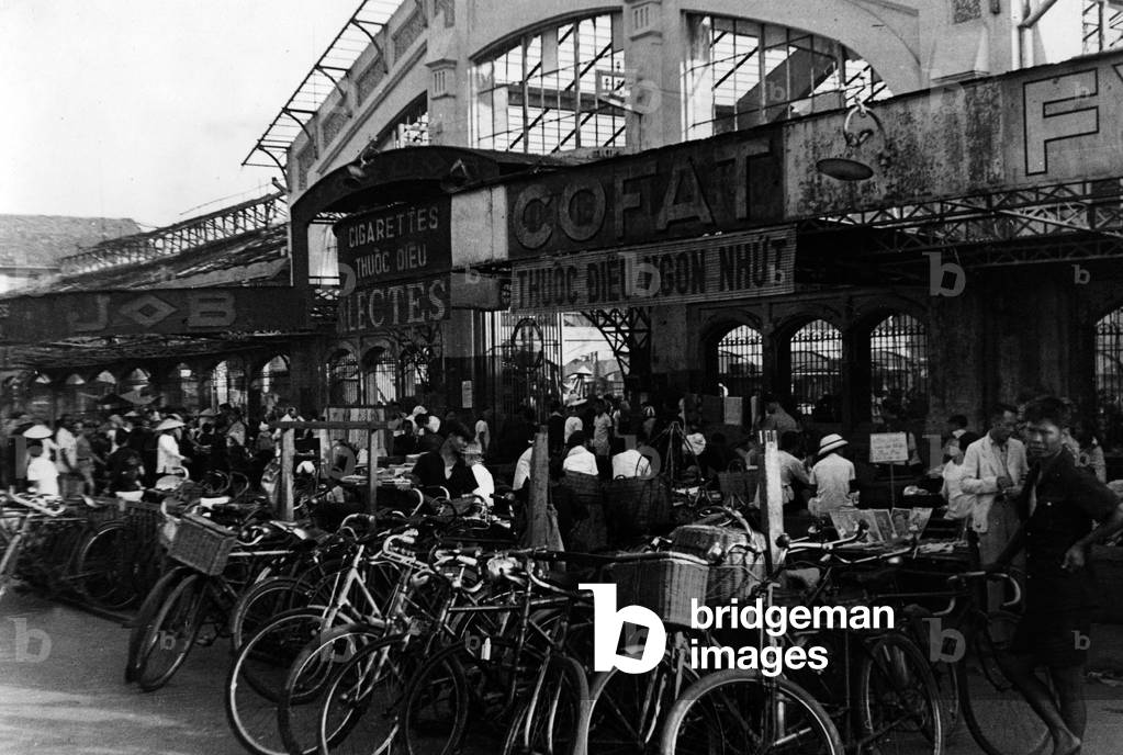 Saigon (Ho Chi Minh Ville), Indochina, 50's : bikes outside the Cholon market