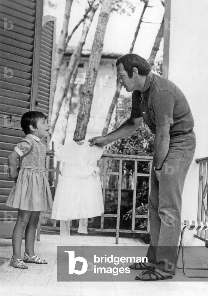 Renato Salvatori with daughter Giulia in holidays in Forte dei Marmi a Viareggio July 7, 1967