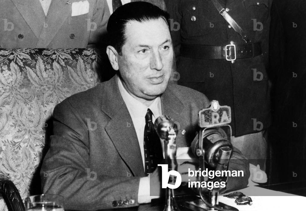 Speech at the radio of argentine President Peron from his Presidential office to explain to his people the reasons of revolution June 27, 1955 coalition of Church and Army will lead to the end of his Presidential mandate in September micro