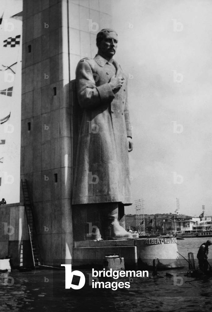 International exhibition about technics of water in Liege, Belgium, 1939 : memorial for King  Albert 1st of Belgium, architect Joseph Moutschen, sculptor Louis Dupont