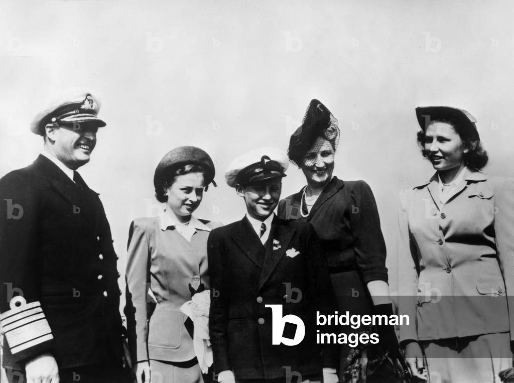 From left to right King Olaf of Norway Astride (his daughter) Harold (his future son king) Martha de Suede (his wife) Ragnilde (his daughter) 1948