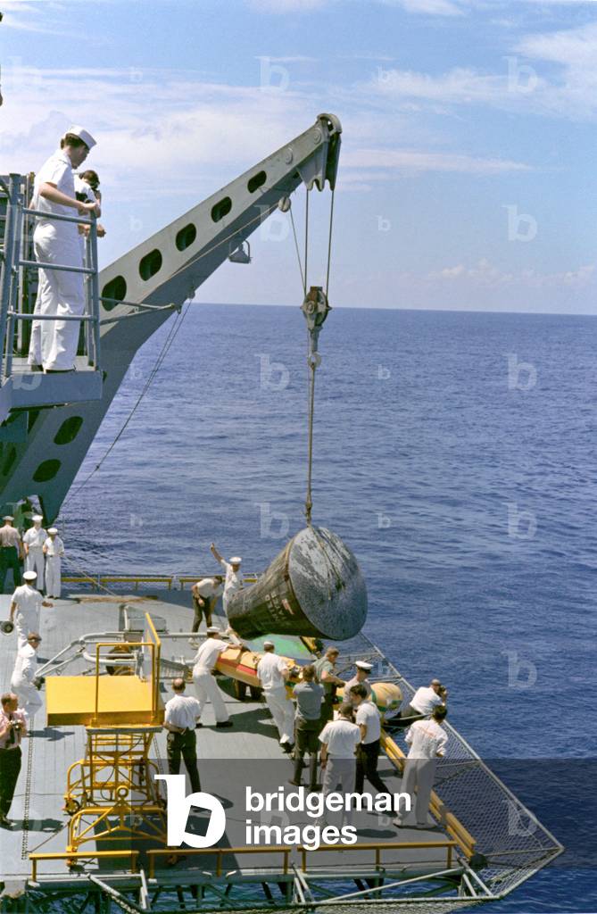 29/08/65 The Gemini 5 spacecraft is brought aboard the recovery ship, U.S.S. Lake Champlain after a successful landing at the end of its mission