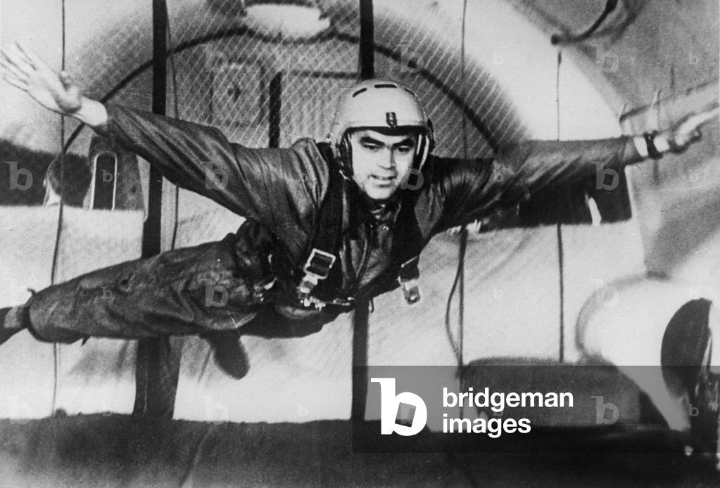 Sovietic cosmonaut Andrian Nikolaiev weightless during a training test on August 16, 1962 Neg: 81720PL