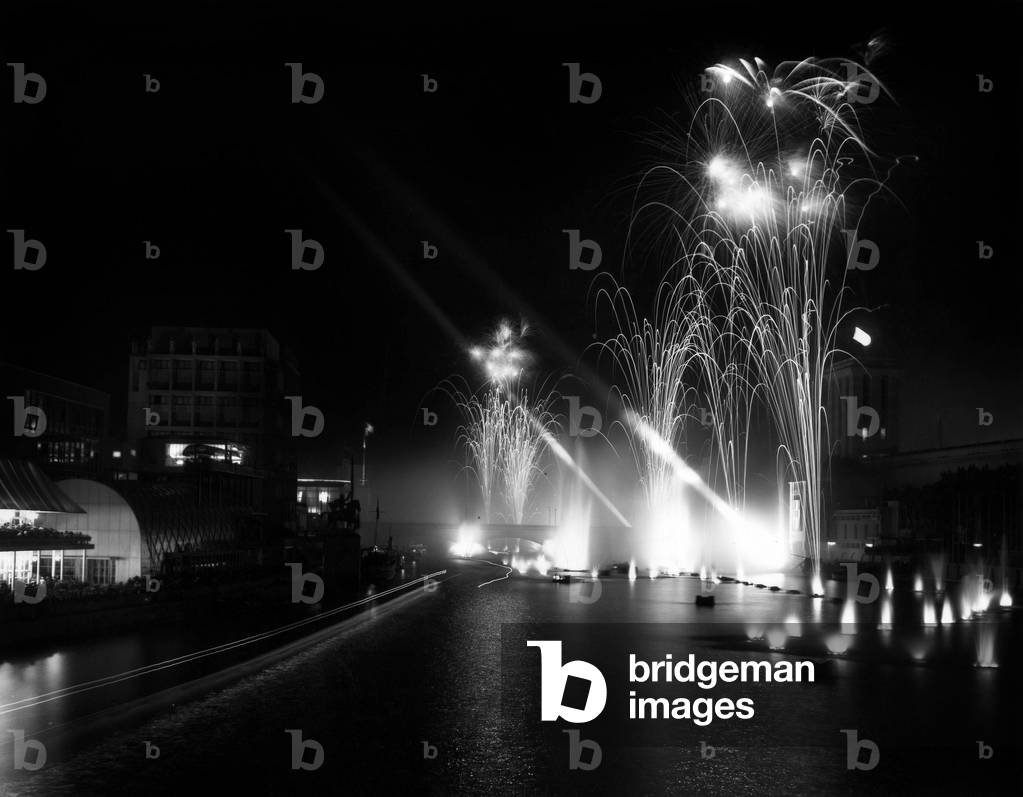 World Fair, Paris, 1937 : fireworks on Seine river by night, on l : pavilion of Italy