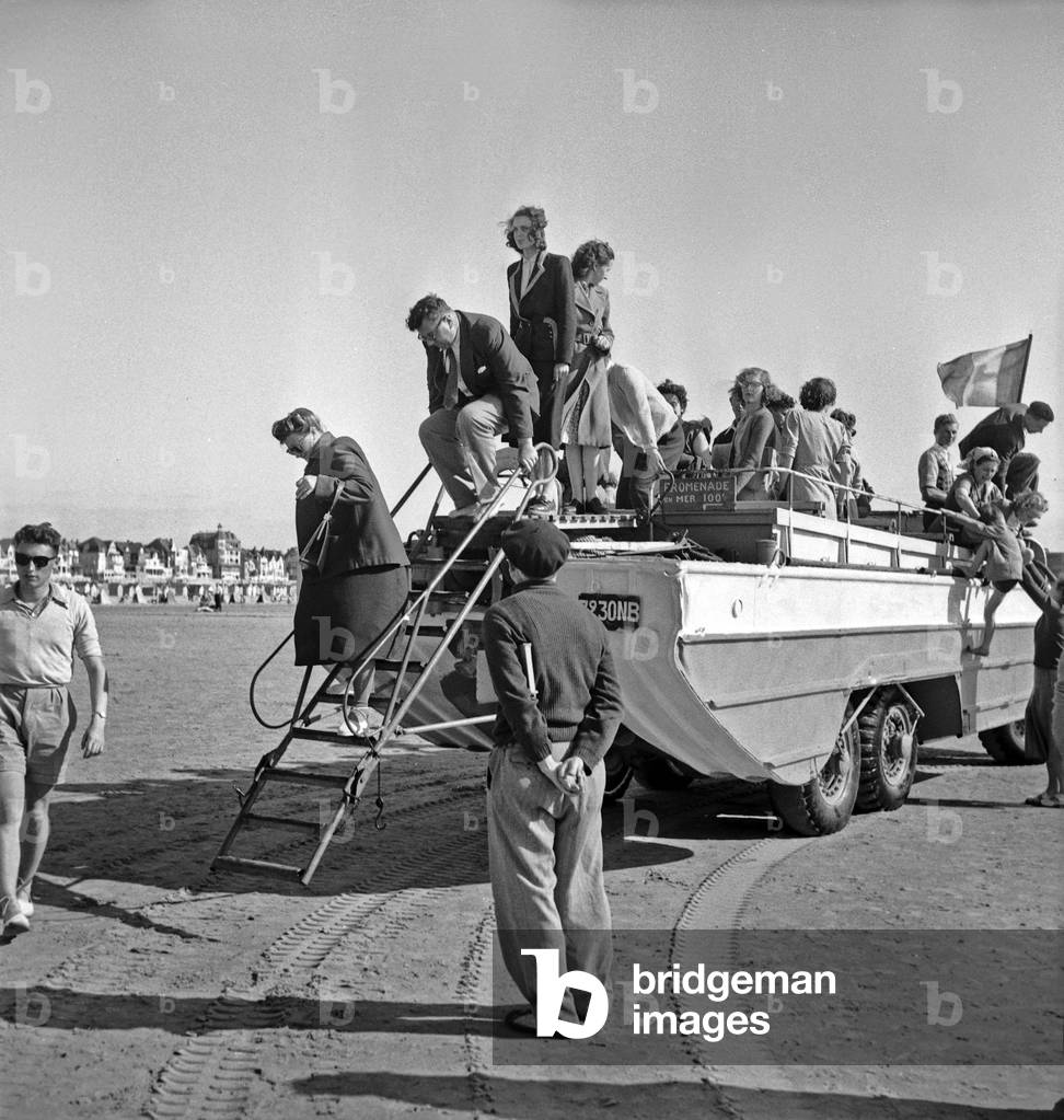 Tourists on the beach in Le Touquet-Paris-Plage on June 18, 1950 Neg: 33780