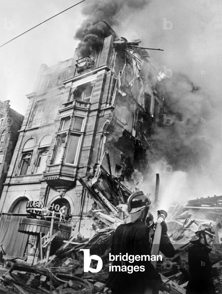 Fire of Polen hotel, Amsterdam, May 11, 1977 : firemen