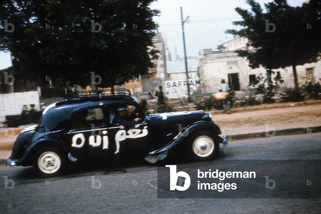Arab car driving dan Oran.
