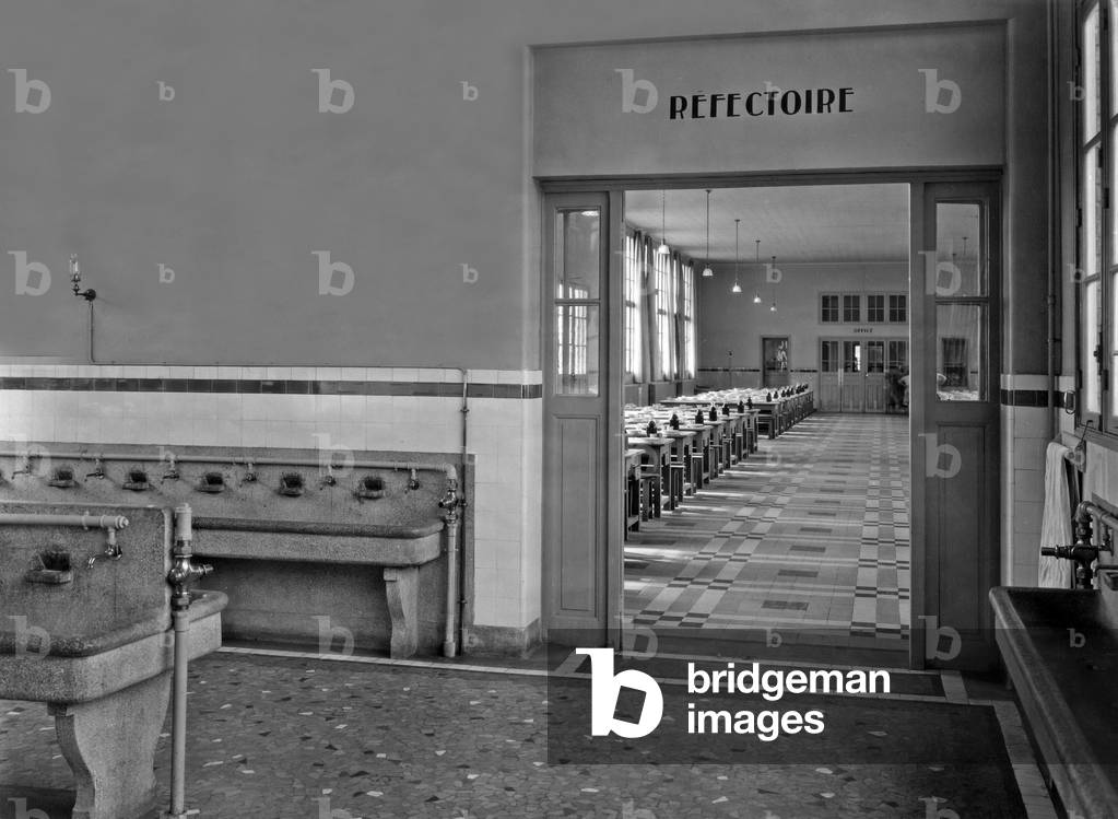 School in Vitry sur Seine, France, 1933, architect Henri Gautruche : bathroom and refectory