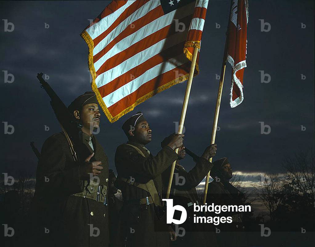 Ingenieurs afro americains avec le drapeau americain, Fort Belvoir, Virginie, 1944