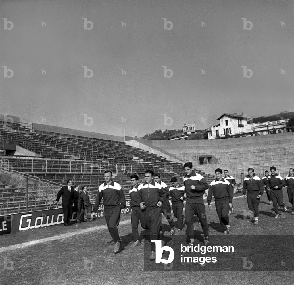 Real Madrid soccer training in Nice (French Riviera) on February 3, 1960 : Jose Emilio Santamaria, Ferenc Puskas, Miche, Santisteban, Bueno, Alonso Marquitos and Helenio Herrera