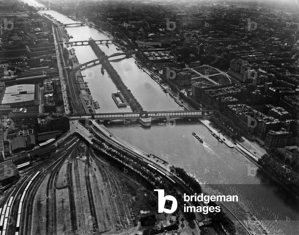 Paris, 1936 : railways of Orsay station, Seine river and the 