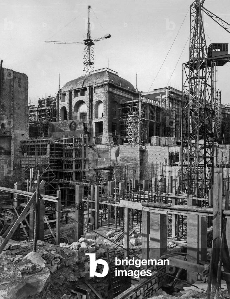 Works in area of Trocadero in Paris for 1937 world fair : building of the 