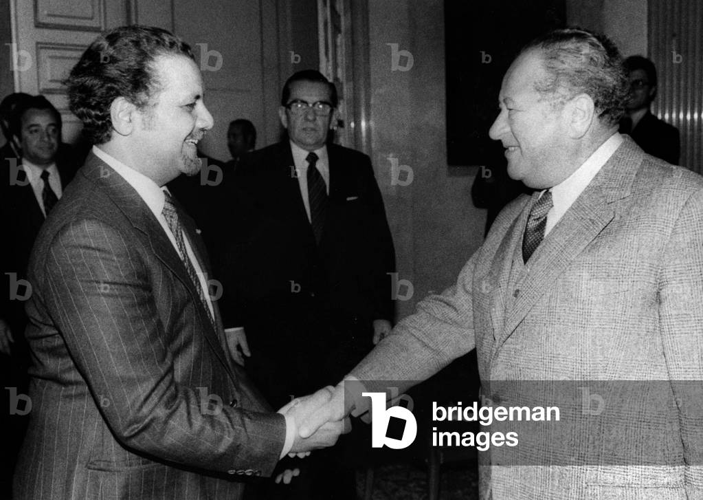 Saudi minister Jamani shaking hand of Austrian chancellor Bruno Kreisky in Vienna, March 28, 1979