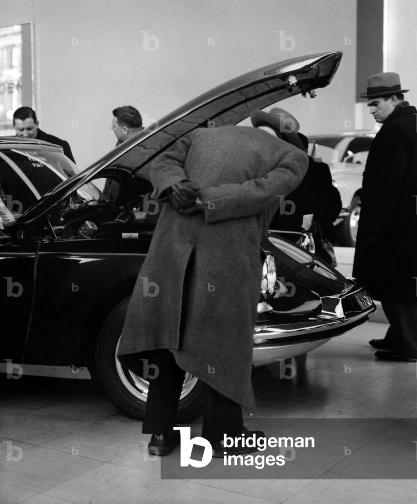 Citroen store in Paris : the Citroen DS car, 1955