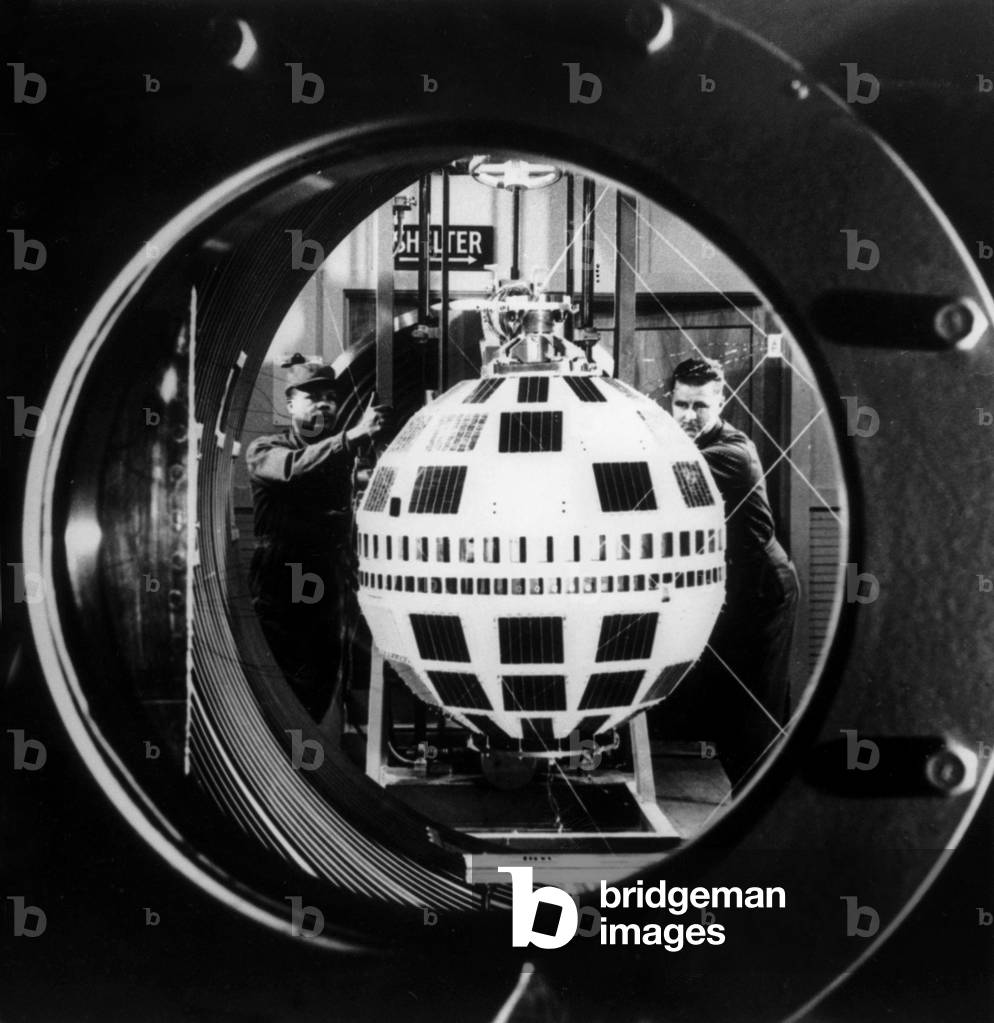 First images transmitted by satellite Telestar were received in France 1962