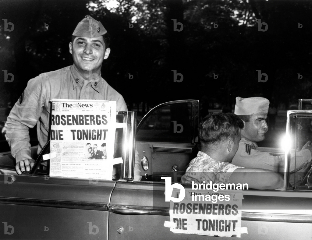 American soldiers with paper The News : Rosenbergs die tonight (Rosenberg affair in USA : Ethel and Julius Rosenberg communist, condemned for spying and executed on June 19, 1953)