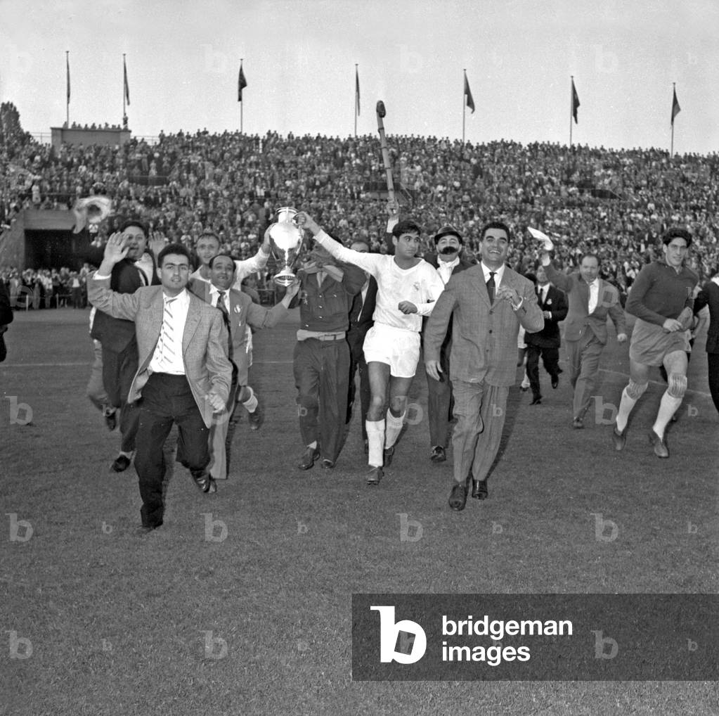 Real Madrid players doing the round of honor and Santamaria waving the European Cup with team-mate Di Stefano after beating Reims two goals at Zero in Stuttgart on June 4, 1959