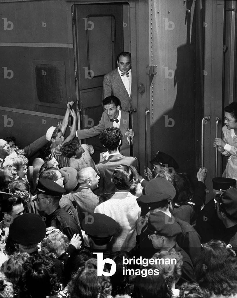 Frank Sinatra taking the train surrounds his fans of Pasadena C.1945