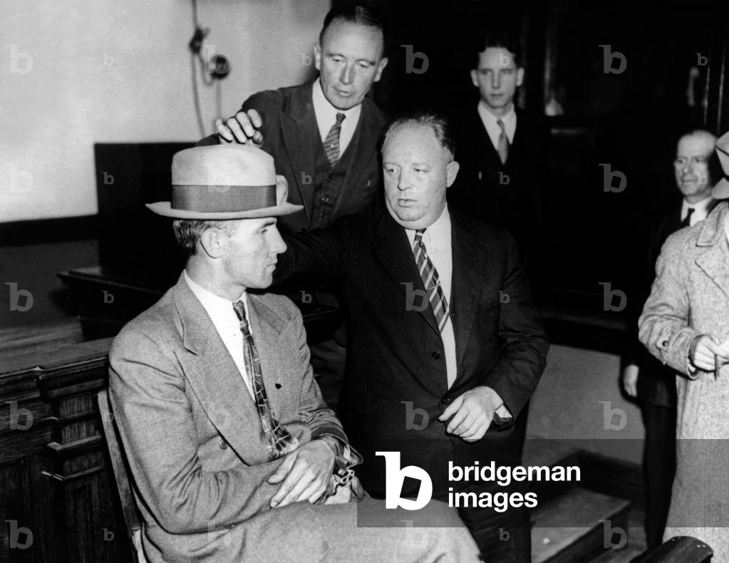 Lindbergh affair : Bruno Richard Hauptmann, accused of being the kidnapper and murderer of Ann Morrow and Charles Lindbergh's son, here with inspector John Laub c. 1935
