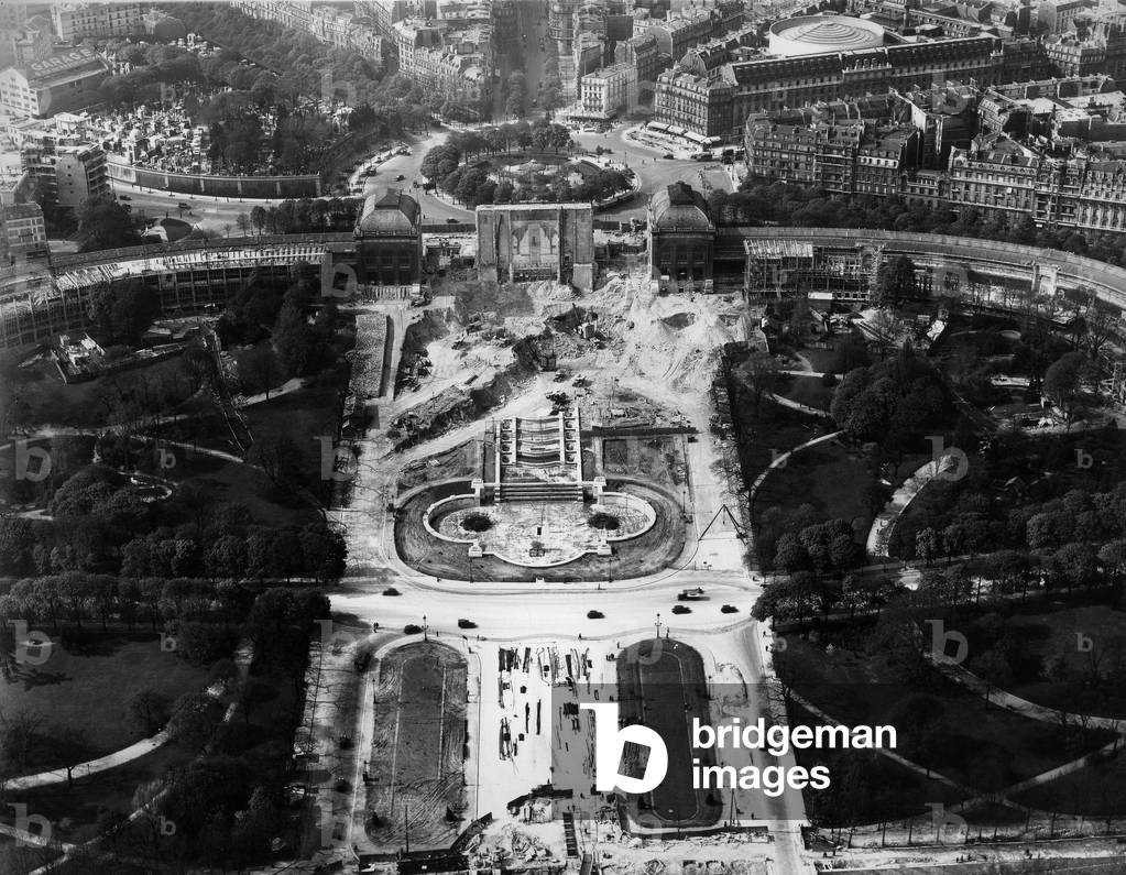Works in area of Trocadero in Paris for 1937 world fair : building of the 