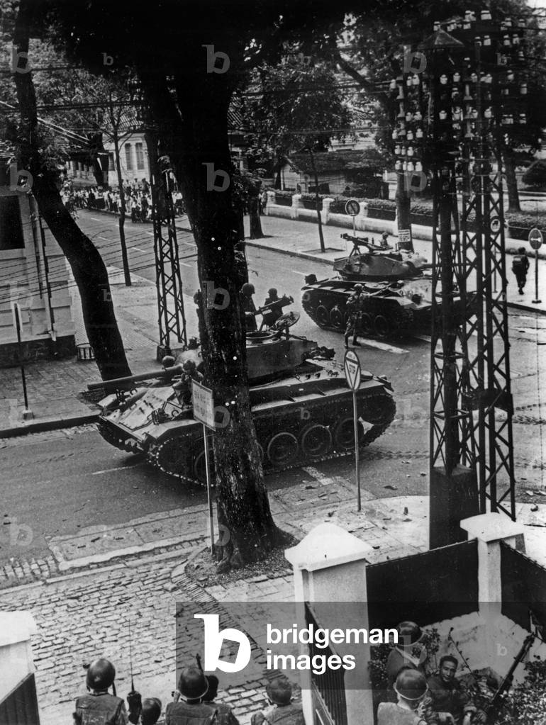 Military occupation in the streets of Saigon in front of the danger of the movement Vietnamese soldier-cong, in opposition to the capacity of Ngo Dinh Diem, in 1960