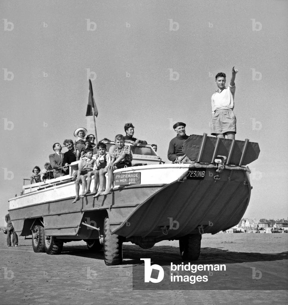 Tourists on the beach in Le Touquet-Paris-Plage on June 18, 1950 Neg: 33778