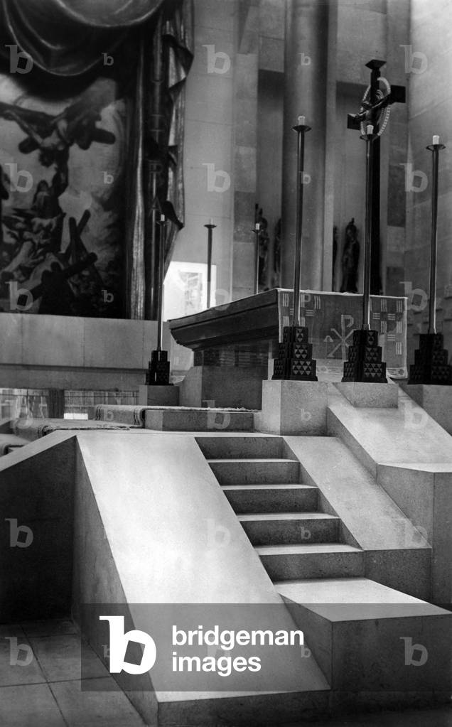 World Fair, Paris, 1937 : the papal pavilion : main altar (architect M. Droz)