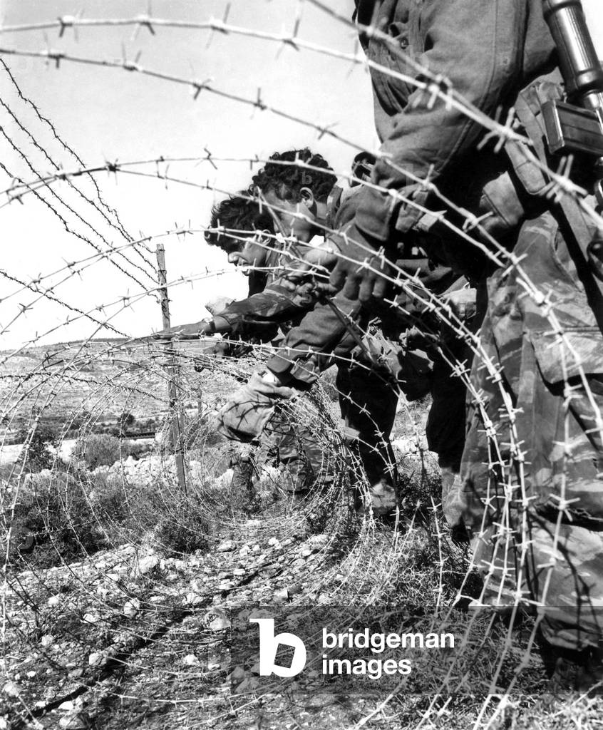 Borders between Israel and Jordan January 1967 : installation of barbed wire