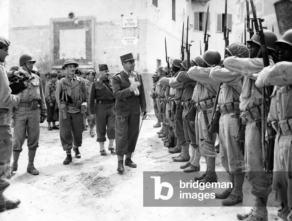The invasion of Elba, June 1944 : French General Jean de Lattre de Tassigny reviewing troops (Senegalese Tirailleurs)