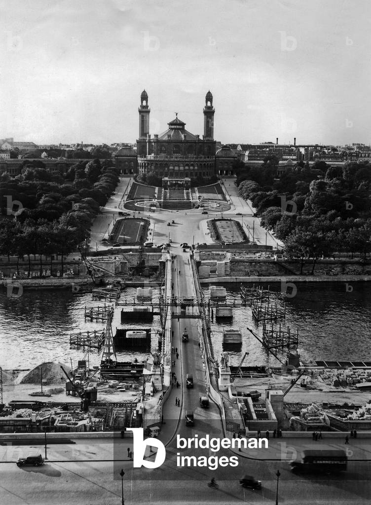 Preparation of World Fair, Paris, 1937 : carriageway widening of the Iena bridge, in the background : the old palais du Trocadero
