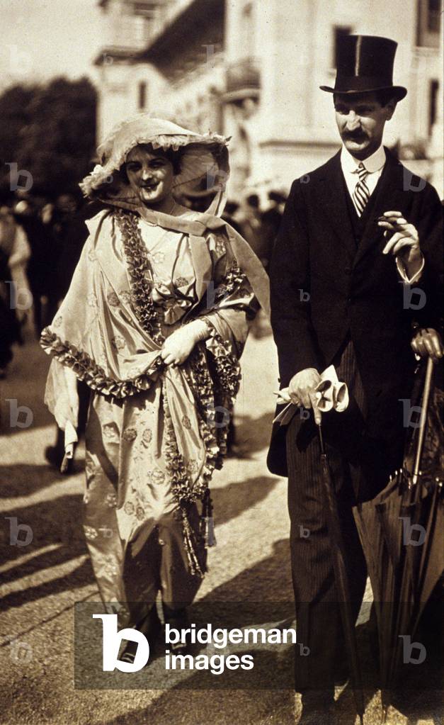 Elegant couple at equestrian race in Longchamp, 1914