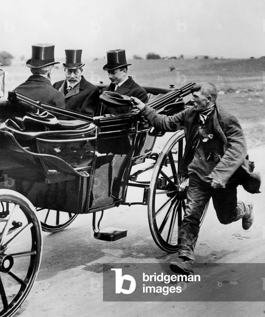 King George V of England in 1920 : beggar running for hand-out alms